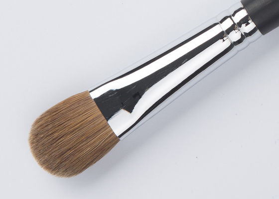 Kleiner, spitzer Concealer-Pinsel mit tierversuchsfreien, orangenen Kunstfasern für präzises Auftragen