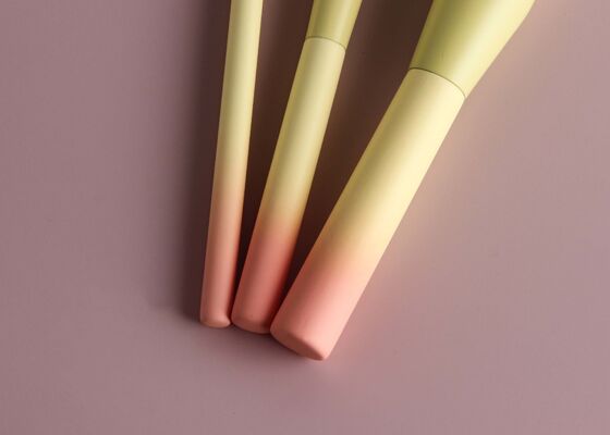 Vonira Beauty Luxus Präzisions-Highlighter-Bürste mit schräg gefärbten Holzgriffe